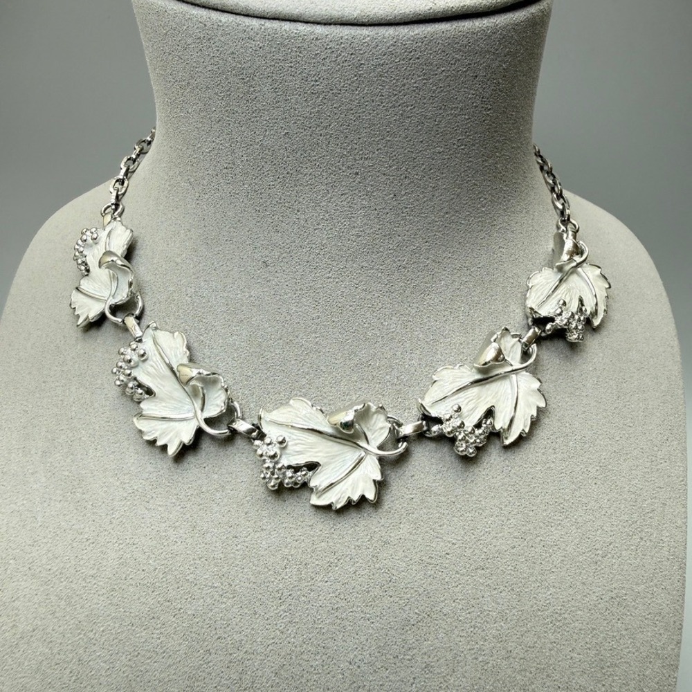 VTG Sarah Coventry White Enamel Grape Leaf Choker Necklace 15" Adjustable MCM